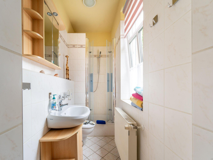 Bathroom 3, Quiet Garden Apartment, Harz