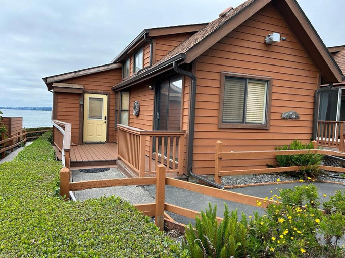 Exterior & Views 2, Oceanfront Cabin 3 w Jacuzzi Impressive Views, Del Norte