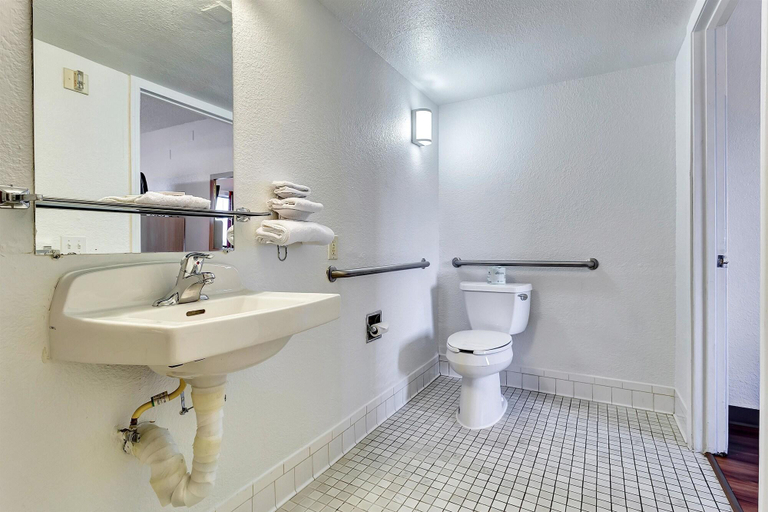 Bathroom 4, Motel 6 Vallejo, CA - Six Flags West, Solano