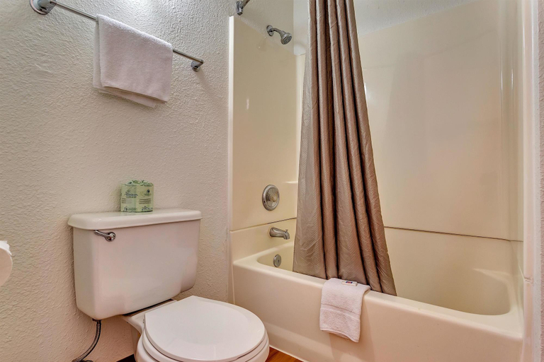 Bathroom 5, Motel 6 Vallejo, CA - Six Flags West, Solano