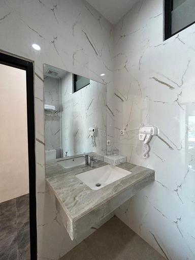 Bathroom 15