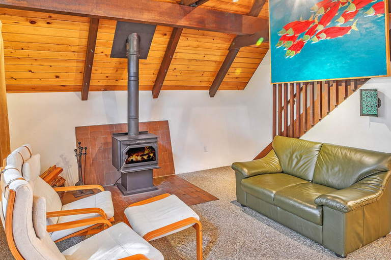 Room 2, Four Stone Lodge Near Mt Rainier, Pierce