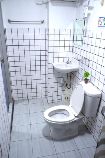 Bathroom 2, Chapter 1 Hostel, Muang Chiang Mai