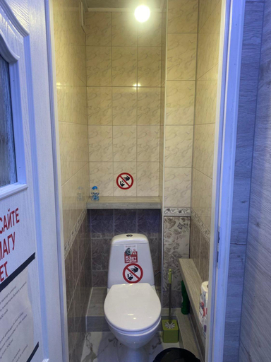 Bathroom 4, Happy House