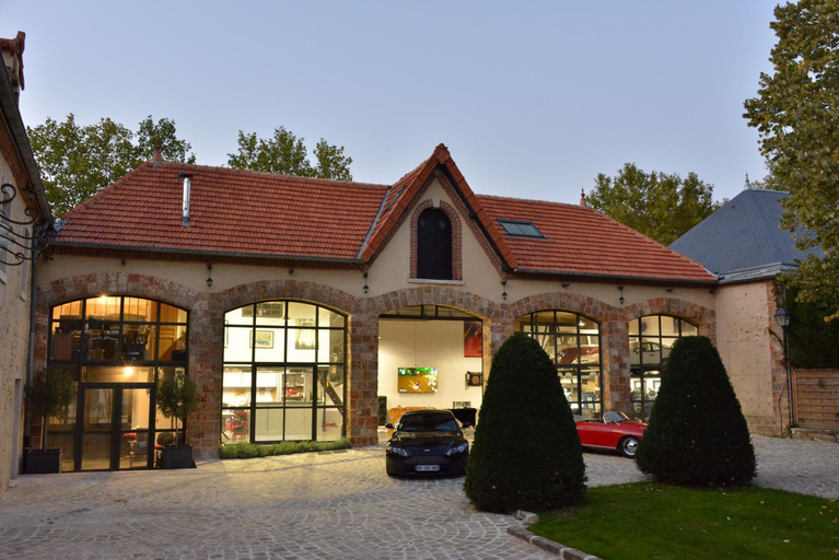 Exterior & Views