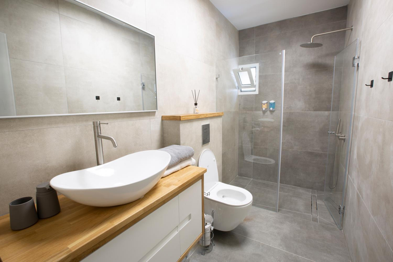 Bathroom 2, חוויה בכיכר גולד