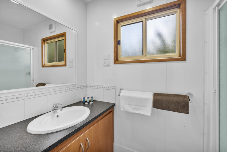 Bathroom 4, Metung Holiday Villas, E. Gippsland - Bairnsdale
