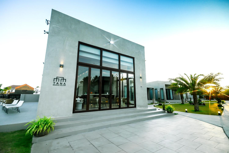 Food & Drinks 5, Tana Beach Villas, Lian