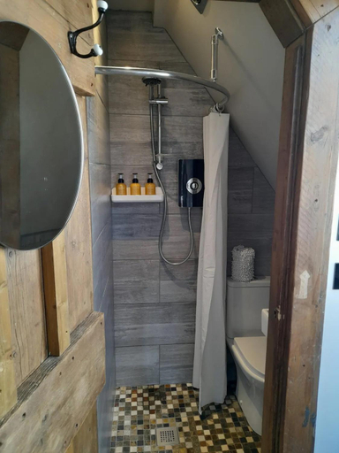 Bathroom, Quaint Studio Loft Room nr Hampton Court, Surrey
