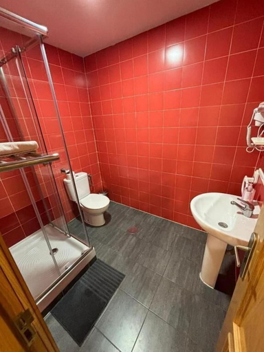 Bathroom 3, Hostal New Life Madrid, Madrid