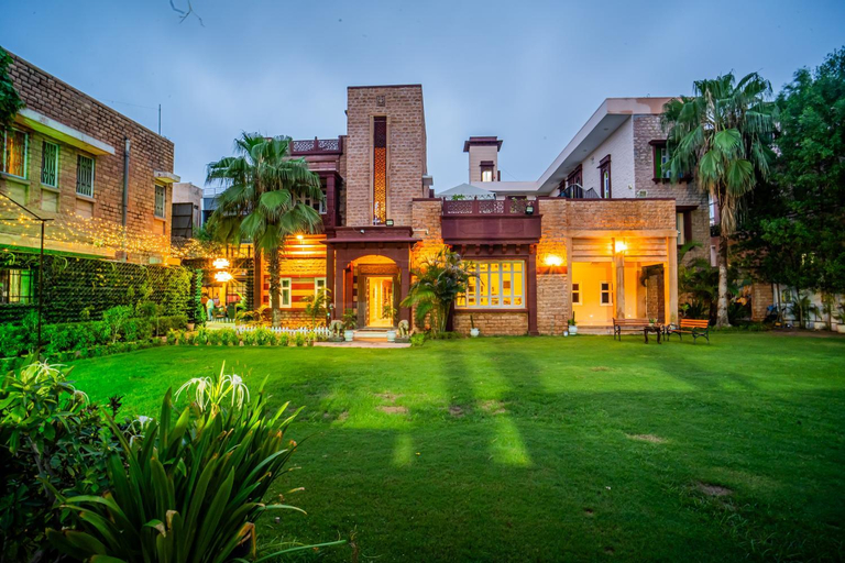 Exterior & Views