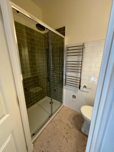 Bathroom 4, Hootananny, Highland