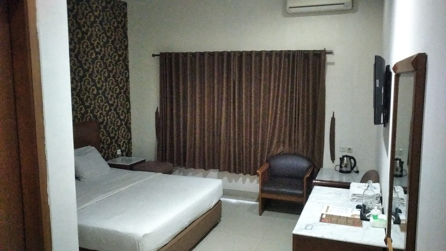 Newly Frances Hotel Cipaganti - Tap to explore photos