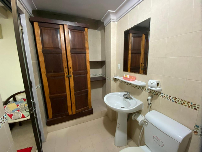 Bathroom 16