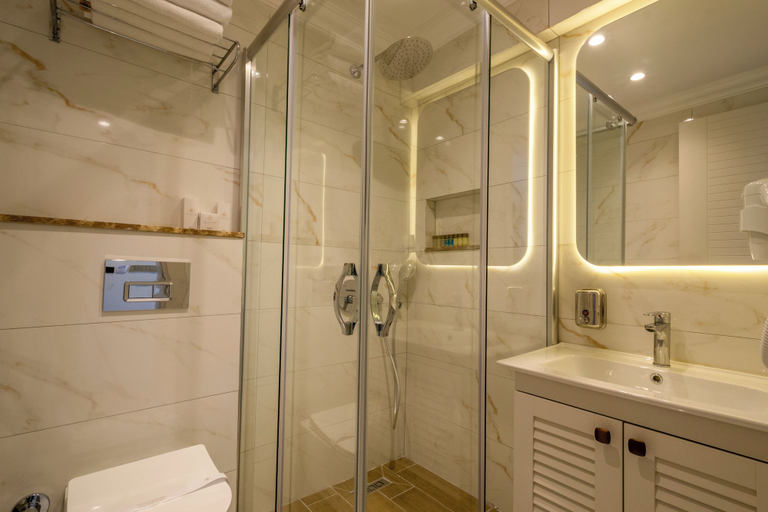 Bathroom, De Manor Hotel, Alanya