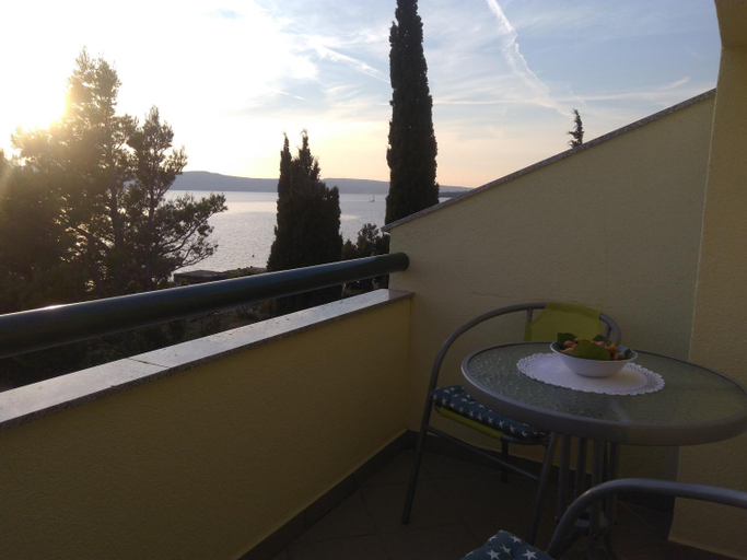 Others 3, Apartment Matea - 20m from the beach, Karlobag