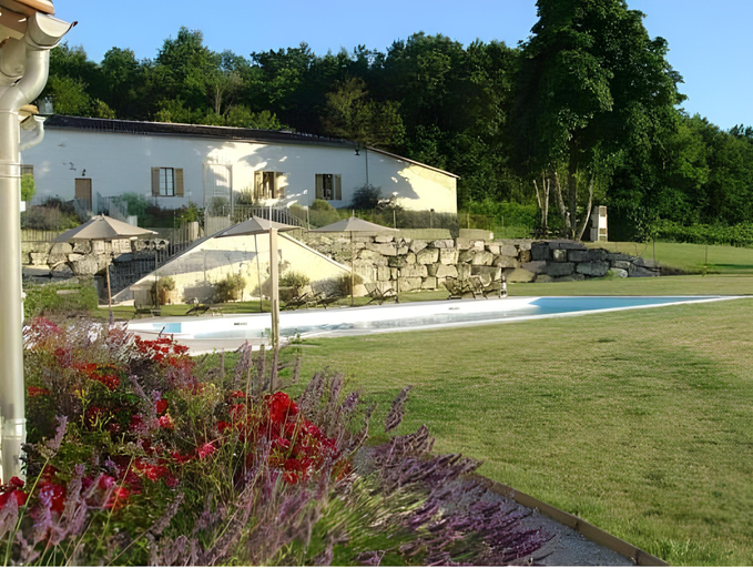 Others 4, Luxury apartment with terrace, Charente
