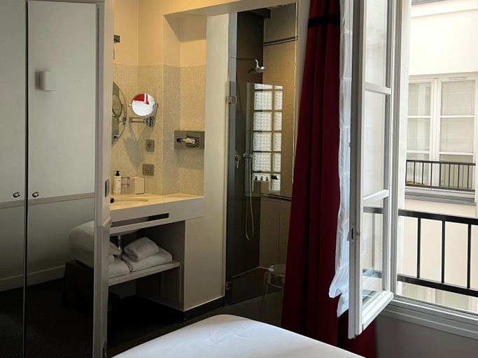 Bedroom 2, Hotel de la Place du Louvre, Paris