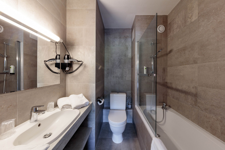 Bathroom 3, Logis Hotel Noemys Morgon, Rhône