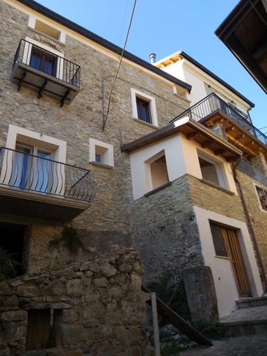 Others 4, casa n'donda, Salerno