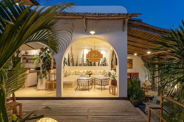 Exterior & Views