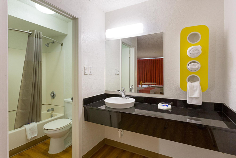 Bathroom 4, Motel 6 Baton Rouge, LA - Southeast, East Baton Rouge