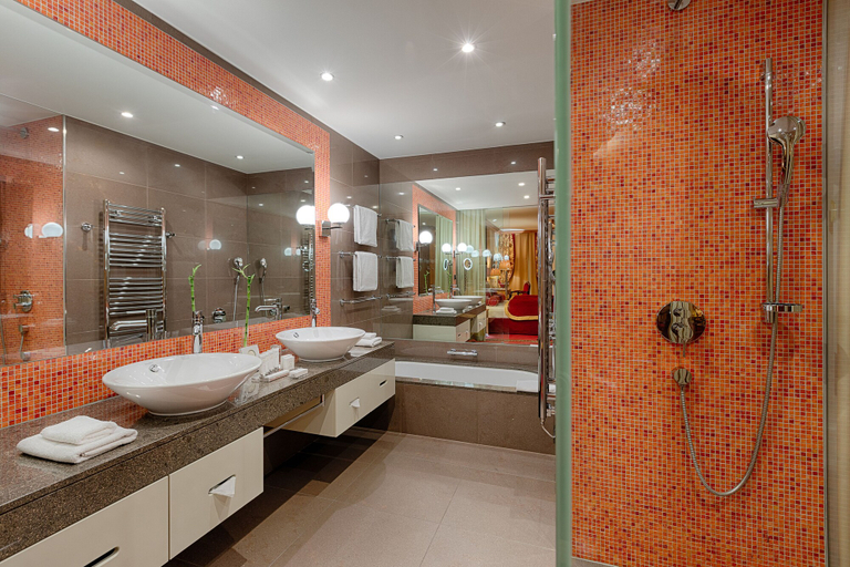 Bathroom 5, Kempinski Hotel Das Tirol, Kitzbühel