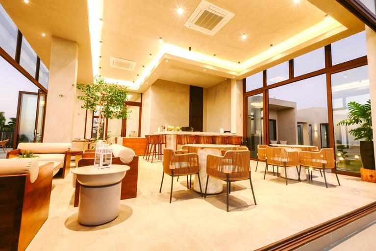 Food & Drinks 5, Tana Beach Villas, Lian