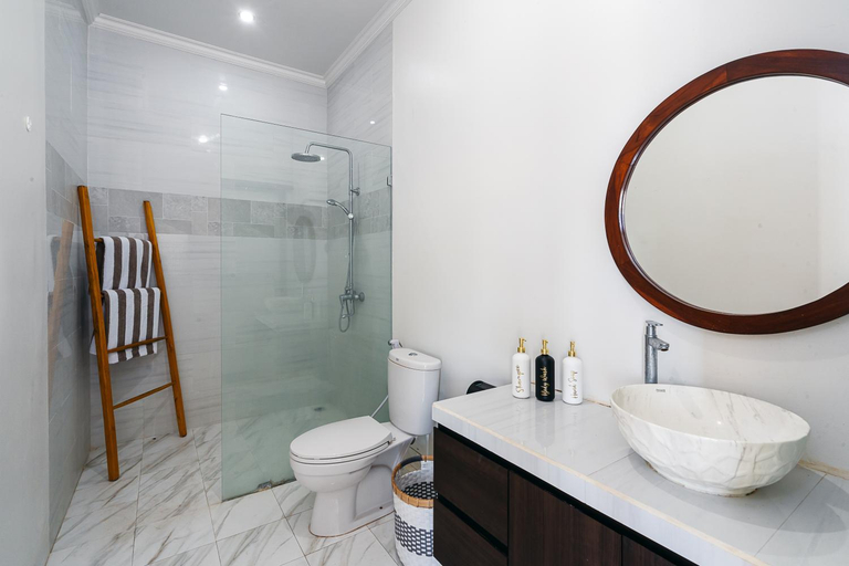 Bathroom 1, Villa Putih Jimbaran, Badung