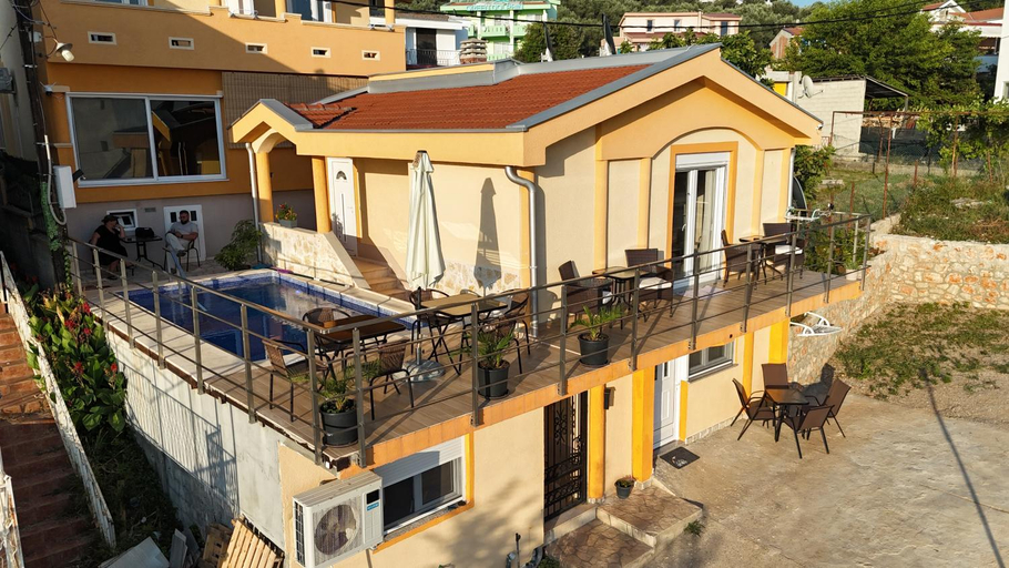 Others 3, Apartmani Carovac