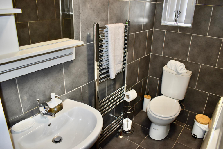 Bathroom 2, Sheffield 5Bed Home | Work&Leisure + Free Parking, Sheffield