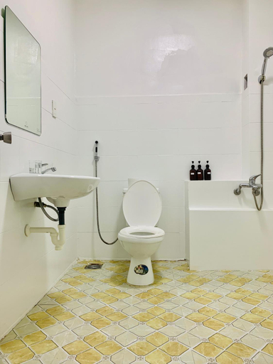 Bathroom, The Hideaway Alley Botanical Garden, District 1