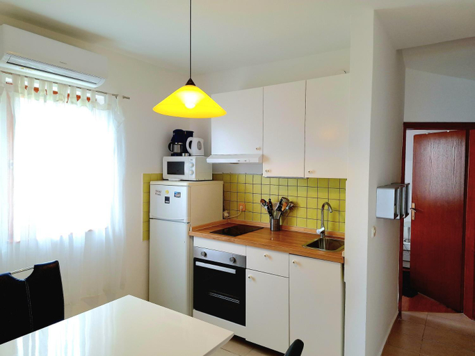 Others 2, Apartment Matea - 20m from the beach, Karlobag