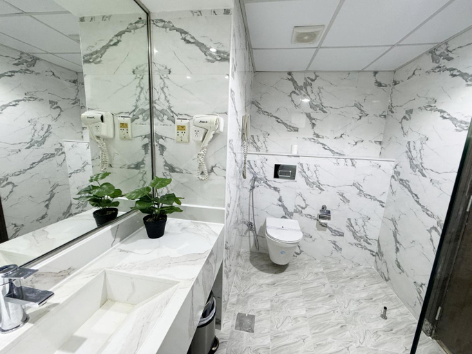 Bathroom 4, Fortune Plaza Hotel, Dubai