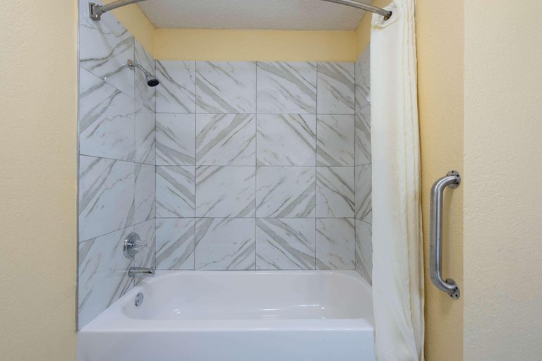 Bathroom 4, Days Inn by Wyndham Salem, Illinois, Marion