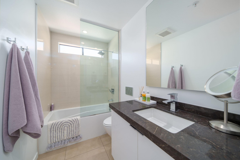 Bathroom 5, Paradise at the Pointe, Riverside