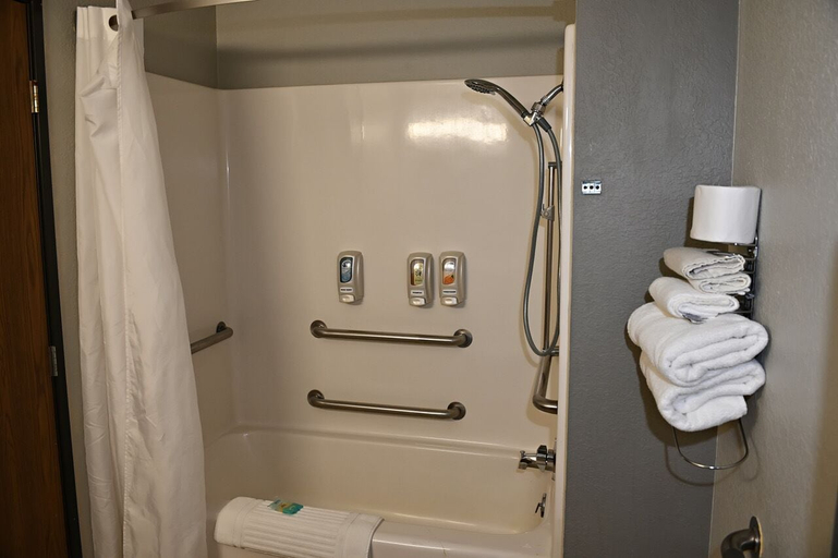 Bathroom 4, Rodeway Inn Hibbing, Saint Louis