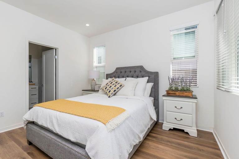 Bedroom 3, Private Bedroom With Bathroom Central Location, Orange