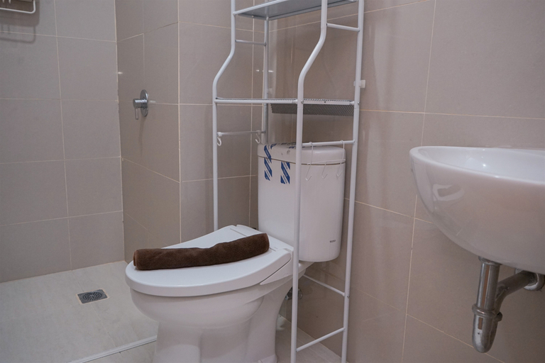 Bathroom 5, Comfy and Minimalist Studio Apartment B Residence By Travelio, Tangerang Selatan