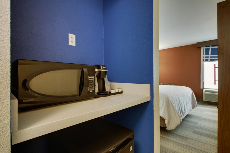 Bedroom 4, Holiday Inn Express VOORHEES - MT. LAUREL by IHG, Camden