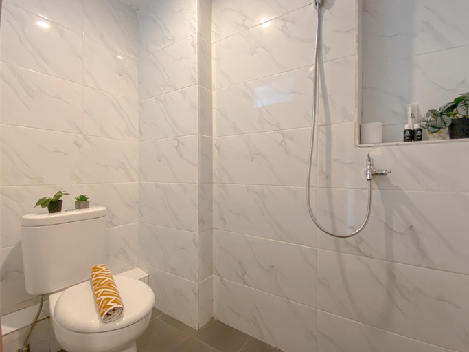 Bathroom 5, Good Studio Room at Cinere Resort Apartment By Travelio, Depok