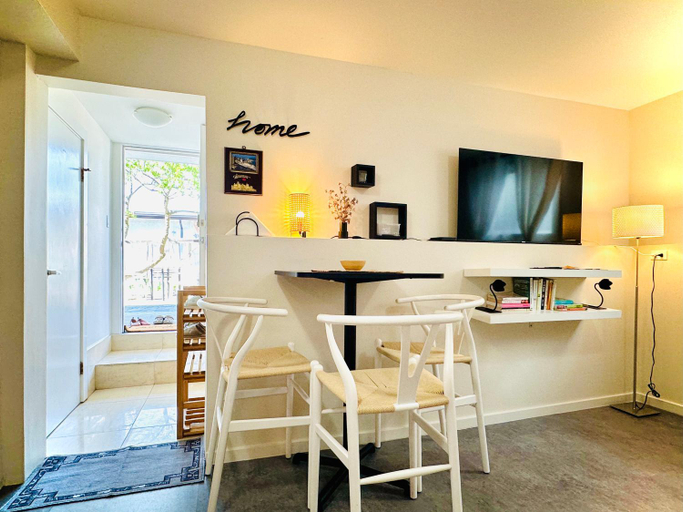 Others 3, 2BR 1BA Garden View Guest Suite - King-size Bed - Free Parking, Greater Vancouver