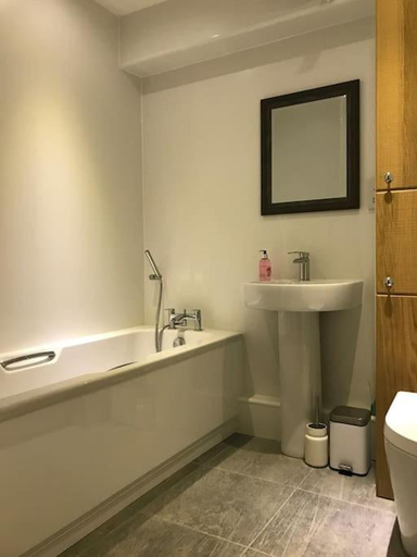 Bathroom 2, Luxury Flat, 20 Minutes by train from Edinburgh, Fife