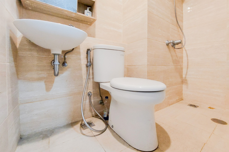 Bathroom 5, Cozy Designed Studio at Springwood Residence Tangerang Apartment By Travelio, Tangerang