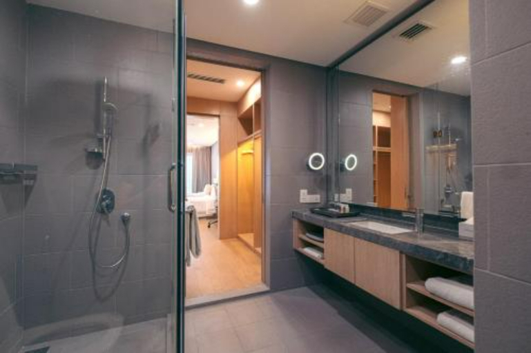 Bathroom 10