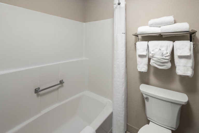 Bathroom 4, Ramada by Wyndham Moses Lake, Grant