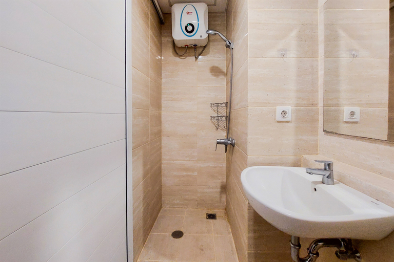 Bathroom 5, Serene Stay Studio Apartment at Springwood Residence By Travelio, Tangerang