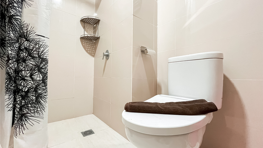 Bathroom 5, Homey and Best Deal Studio Apartment B Residence By Travelio, Tangerang Selatan