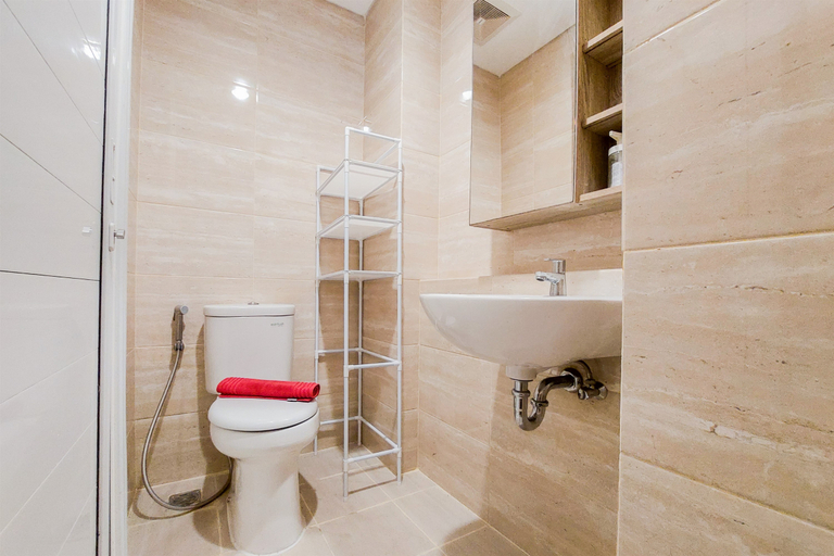 Bathroom 5, Simply Look Studio Room Springwood Residence Tangerang Apartment By Travelio, Tangerang