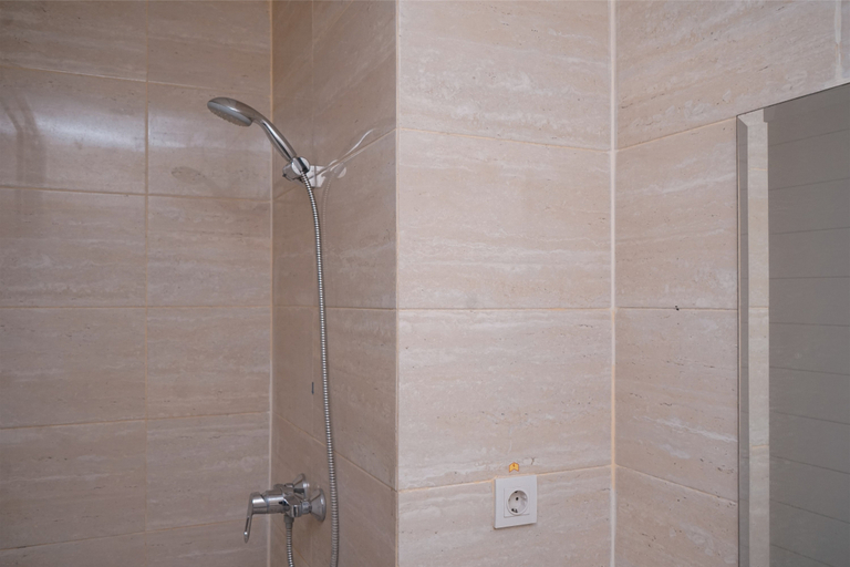 Bathroom 5, Cozy Studio Apartment Springwood Residence Tangerang By Travelio, Tangerang